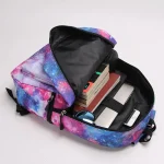 Zaino spaziale con stampa galattica, ideale per studenti e appassionati di scienza, con scomparti per libri, dispositivi e accessori.