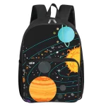 Zaino con design spaziale, raffigurante pianeti, stelle e il sole, ideale per studenti e appassionati di astronomia.