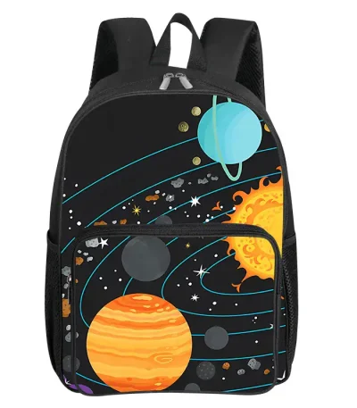 Zaino con design spaziale, raffigurante pianeti, stelle e il sole, ideale per studenti e appassionati di astronomia.