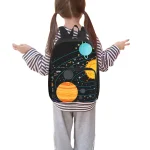Zaino con design di pianeti e spazio, perfetto per appassionati di astronomia e studenti, con dettagli colorati e spazio per libri e materiali scolastici.