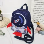 Zaino spaziale per bambini con tema astronauta e navicella, ideale per scuola e giochi, con dettagli colorati e spaziali.