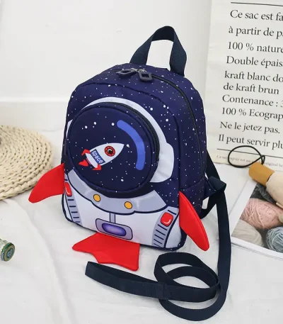 Zaino spaziale per bambini con tema astronauta e navicella, ideale per scuola e giochi, con dettagli colorati e spaziali.