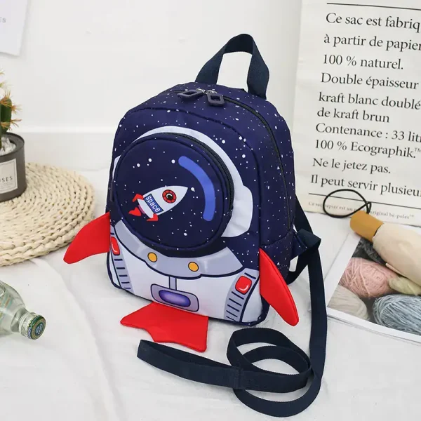 Zaino spaziale per bambini con tema astronauta e navicella, ideale per scuola e giochi, con dettagli colorati e spaziali.