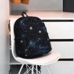 Zaino con stampa di galassie e stelle, perfetto per appassionati di astronomia e decorazioni scientifiche. Ideale per scuola, viaggio o uso quotidiano.