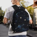 Zaino con design stellare e galassie, perfetto per appassionati di astronomia e decorazioni scientifiche, ideale per scuola, lavoro o tempo libero.