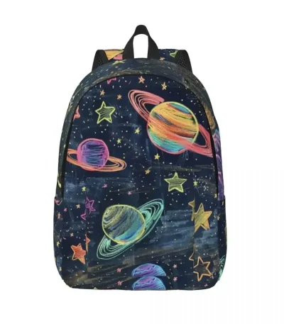 Zaino con design di pianeti e stelle colorate su sfondo scuro, perfetto per studenti e appassionati di spazio.