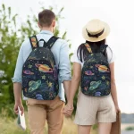 Due bambini con zaini a tema spaziale, uno con cappello di paglia, che si tengono per mano in un ambiente naturale, simbolo di avventure e scoperta.