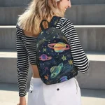 Zaino con design di pianeti e stelle nello spazio.