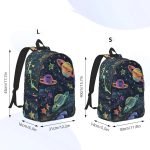 Zaino con design spaziale, pianeti colorati e stelle su sfondo nero, perfetto per appassionati di astronomia e decorazioni scientifiche.