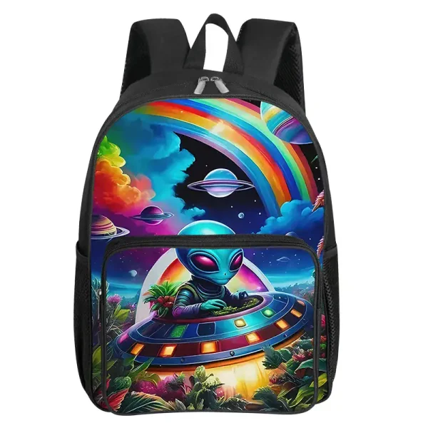 Zaino con design di alieno e scena spaziale colorata, perfetto per appassionati di fantascienza e oggetti decorativi scientifici.