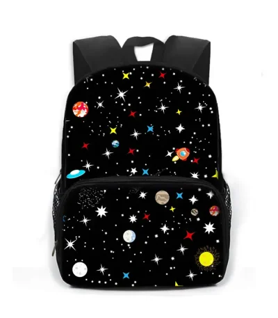 Zaino con motivo spaziale e pianeti colorati su sfondo nero.
