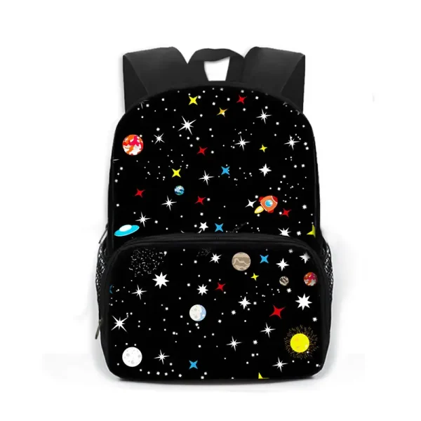 Zaino con motivo spaziale e pianeti colorati su sfondo nero.