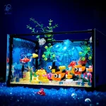 Acquario di mattoncini LEGO con pesci colorati e piante marine, perfetto come decorazione scientifica o oggetto decorativo per appassionati di biologia marina e LEGO.