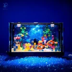 Oggetto scientifico in vetrina con elementi marini e colorati, come pesci, coralli e piante acquatiche, ideale come decorazione educativa e decorativa per ambienti scientifici o educativi.