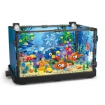 Vasca di pesci LEGO con elementi marini, coralli e piante acquatiche, ideale come decorazione scientifica o giocattolo educativo.