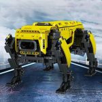Modello di rover robotico Lego Technic giallo e nero, con articolazioni articolate e dettagli realistici, ideale per appassionati di tecnologia e scienza.