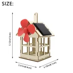Mini mulino a vento solare in legno con pale rosse, dotato di pannello solare, perfetto come decorazione scientifica o oggetto educativo per bambini e appassionati di energia rinnovabile.
