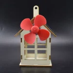 Modello di casa in legno con elica rossa e tetto in legno, decorazione scientifica originale.