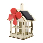 Mini casetta in legno con pannello solare e ventola rossa, decorazione scientifica e oggetto educativo, perfetto per ambienti didattici e decorativi.