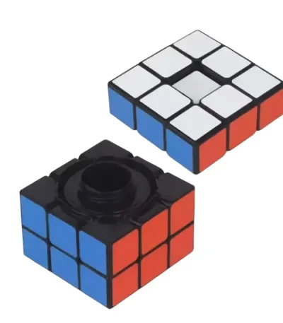 Cubo di Rubik 3x3 con sticker colorati, perfetto come oggetto decorativo scientifico e gioco di abilità, ideale per appassionati di enigmistica e decorazioni a tema scientifico.