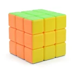Cubo di Rubik colorato con facce gialle, arancioni e verdi, perfetto come oggetto decorativo scientifico o giocattolo educativo.