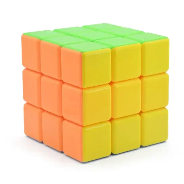 Cubo di Rubik colorato con facce gialle, arancioni e verdi, perfetto come oggetto decorativo scientifico o giocattolo educativo.