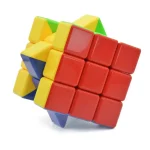 Cubo di Rubik 3x3 con colori vivaci, perfetto come oggetto decorativo scientifico o giocattolo educativo. Ideale per appassionati di enigmistica e scienza.