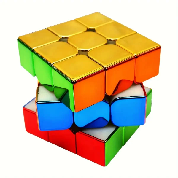 Cubetto di Rubik colorato, tre pezzi impilati uno sopra l'altro.