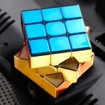 Cubo di Rubik metallici e colorati, oggetto decorativo scientifico, perfetto per appassionati di enigmistica e design innovativo.