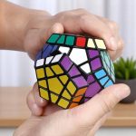 Puzzle cubo di Rubik multicolore, perfetto come decorazione scientifica o oggetto da collezione, ideale per appassionati di enigmistica e giochi di logica.
