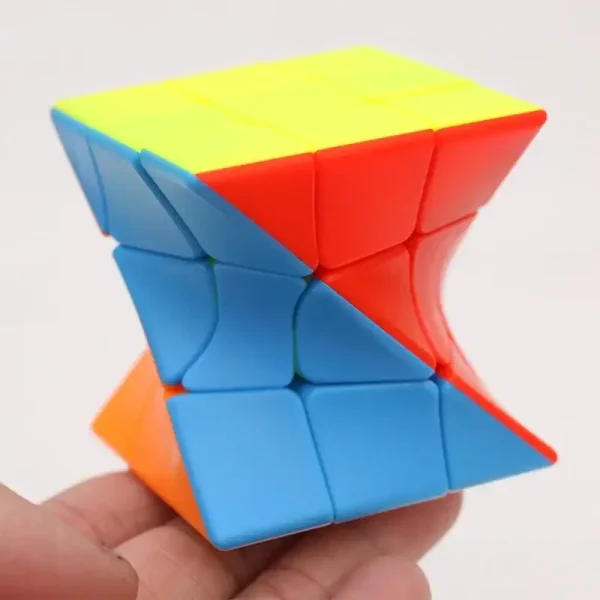 Pezzo di puzzle tridimensionale colorato con forme geometriche, perfetto come decorazione scientifica o oggetto da collezione.