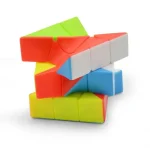 Pezzo di puzzle tridimensionale colorato con forme geometriche e colori vivaci, ideale come decorazione scientifica o oggetto di studio per appassionati di scienza e matematica.