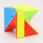 Puzzle di Rubik 3x3 colorato con pezzi gialli, rossi, blu e verdi, posizionato su sfondo bianco.