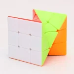 Cubo di Rubik 3x3 con facce colorate in bianco, verde e arancione, posizionato su sfondo bianco, simbolo di gioco e ingegno.