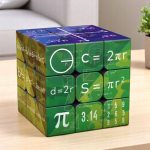 Cubi decorativi con simboli matematici e formule, ideali per arredare ambienti con stile scientifico e moderno, perfetti come decorazioni per appassionati di matematica e scienza.
