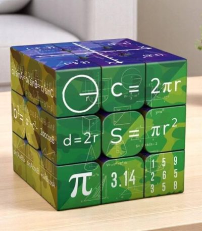 Cubi decorativi con simboli matematici e formule, ideali per arredare ambienti con stile scientifico e moderno, perfetti come decorazioni per appassionati di matematica e scienza.