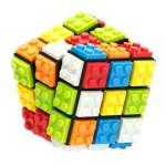 Cubo di Rubik in stile Lego, oggetto scientifico decorativo, colorato e originale, perfetto per appassionati di scienza e giochi di logica.