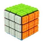 Cubo decorativo ispirato al cubo di Rubik, con facce colorate in verde, bianco e arancione, ideale come oggetto decorativo scientifico o da collezione.