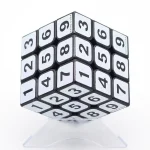 Cubo magico 3x3 con numeri, oggetto decorativo scientifico, perfetto per appassionati di enigmistica e scienza, ideale come decorazione originale e stimolante.