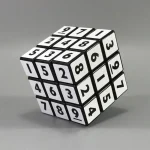 Cubo magico numerico con simboli scientifici, oggetto decorativo e educativo, perfetto per appassionati di scienza e matematica, ideale come decorazione originale.