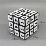 Cubo di Rubik numerico con numeri da 1 a 9, decorazione scientifica, perfetto come oggetto decorativo o da collezione.