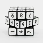 Cubo puzzle numerico decorativo con numeri grandi e chiari, ideale come oggetto di decorazione scientifica o da scrivania, perfetto per appassionati di scienza e matematica.
