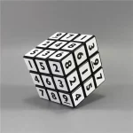 Cubo magico scientifico con numeri e simboli, decorazione educativa e originale per appassionati di scienza e matematica.