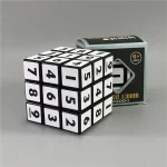Cubo magico numerico con numeri da 1 a 9, ideale per stimolare la mente e migliorare le capacità di problem solving, perfetto come decorazione scientifica.