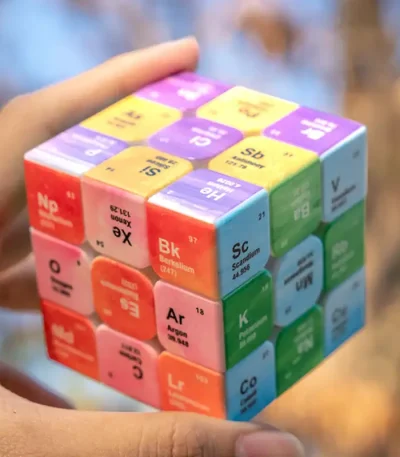 Vaso decorativo a forma di cubo con elementi chimici colorati, perfetto come oggetto di design scientifico e decorativo. Ideale per appassionati di chimica e arredamento originale.