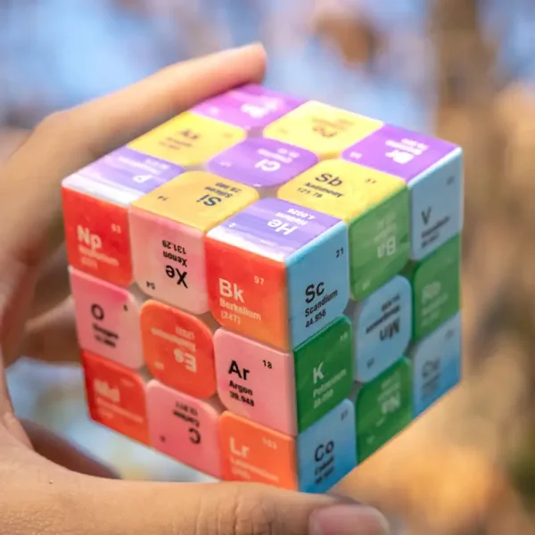 Vaso decorativo a forma di cubo con elementi chimici colorati, perfetto come oggetto di design scientifico e decorativo. Ideale per appassionati di chimica e arredamento originale.