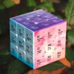 Cubo decorativo con elementi del tavolo periodico degli elementi chimici, ideale come oggetto scientifico e decorativo per appassionati di chimica e scienza.