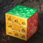 Modello 3D della tavola periodica degli elementi chimici con simboli e numeri atomici ben visibili, ideale per scopi educativi e decorativi scientifici.