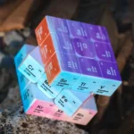 Modello 3D della tavola periodica degli elementi chimici con elementi colorati e dettagliati, ideale come decorazione scientifica per studi e ambienti educativi.