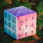 Cubo decorativo con stampa della tavola periodica degli elementi chimici, ideale per appassionati di scienza e arredamento educativo.